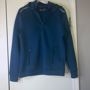 UNDER AMOUR FITTED JACKET SIZE MEDIUM. Blue Note/Metallic Silver Jacket